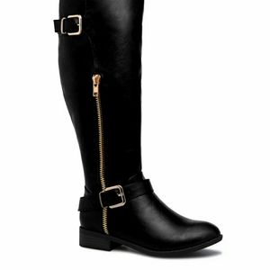 Buckled flat boot in black